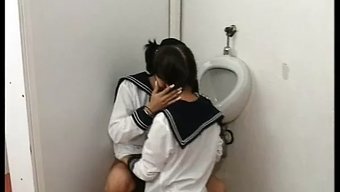 德国女学生在浴室里沉...