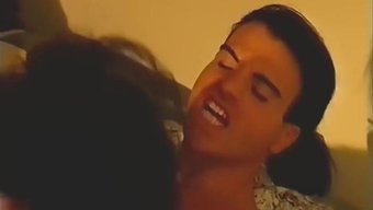 大自然乳房的经典群交