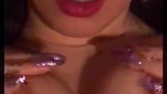 美味的拉丁美洲女孩给...