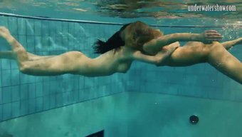 大屁股少女(18+)...