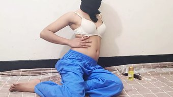 女孩在宿舍房间里用茄...