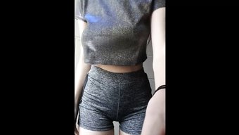 丰满女孩展示她们天然...