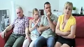 成熟的继母帮助继女被继父操