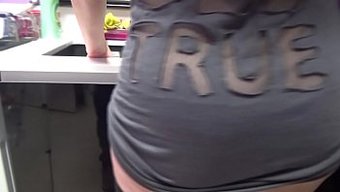 一个性感的熟女在厨房...