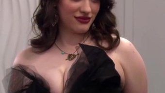 Kat的大天然乳房在行动中