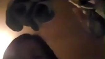丰满的菲律宾女孩在淋...