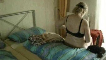 金发巨乳妻子享受激烈...