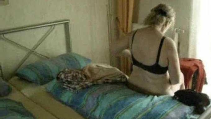 金发巨乳妻子享受激烈的性玩具游戏和性交