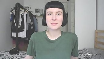 纹身的棕发女郎del...