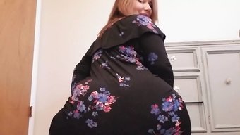 大天然乳房的胖子被猛烈地操