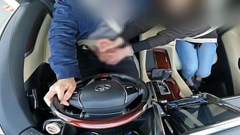 日本家庭主妇在车里熟...