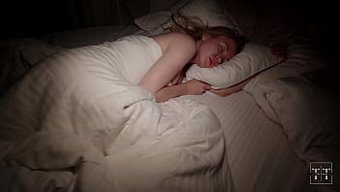 继妹在父母睡着时勾引继子。