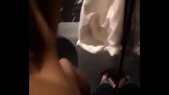 一个美丽妻子在行动中...