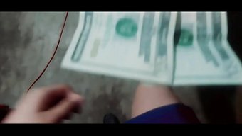 继父花钱让我女儿在家...