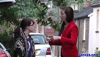 金发校女被成熟的英国女人操