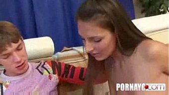年轻女子在这个视频中...