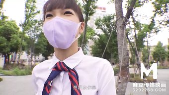 中国熟女在一辆货车后...