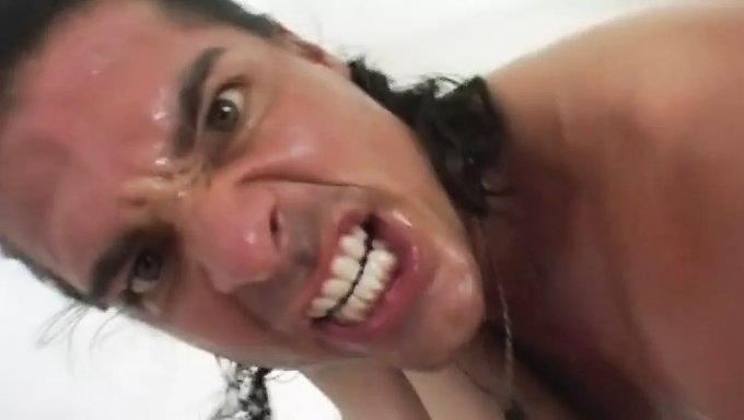 Katie Lane在热辣的熟女性爱视频中享受面部和口交快感