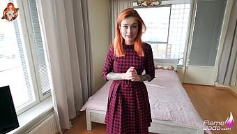 观看一个惊人的红发女...
