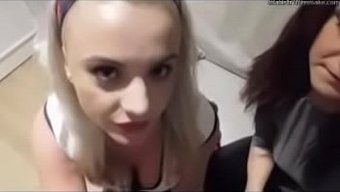 三个疯狂的女孩在这个...