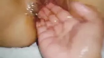 18岁女友被猛烈干的...