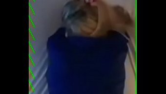 金发妈妈从她的儿子那...