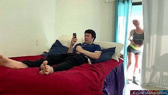 业余继子被继母操脸和屁股