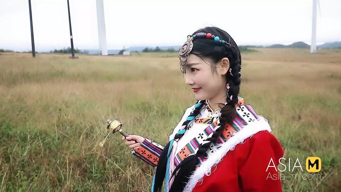 亚洲少女prairie Elf在自制视频中与陈可欣的狂野性爱冒险