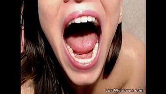 性感的棕发女郎在网络...