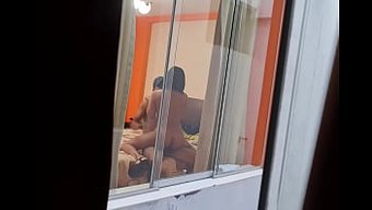 拉丁裔朋友被偷窥者发...