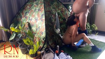 裸体主义者在露营中被...