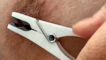 柔软的大乳房上穿着衣...
