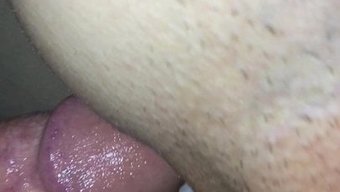美国熟女被她的在线伴...