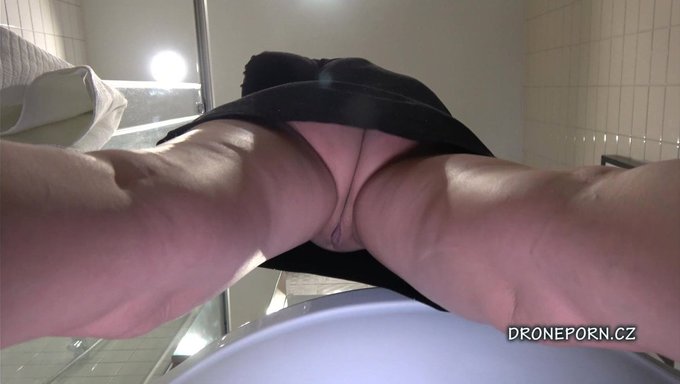 纹身捷克少女(18+)在cfnm视频中