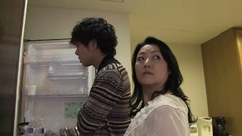 成熟的家庭主妇在第一...