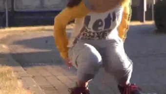 日本街頭女孩在公共場...