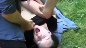 波兰女孩在公园里和两...