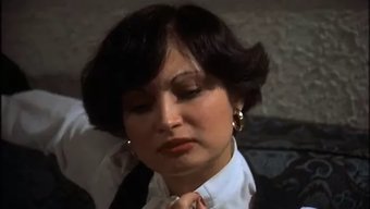 在这个复古色情视频中...