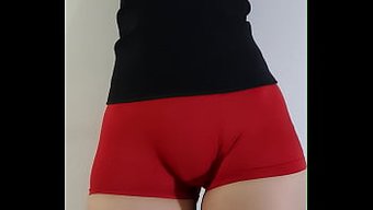 用短裙和足部恋物癖拉伸热度