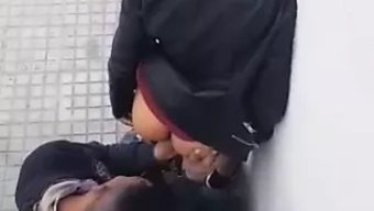 业余少女在公园里被手...