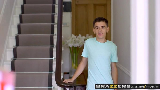 Ania Kinski和zoe Doll在这个brazzers视频中体验终极控制