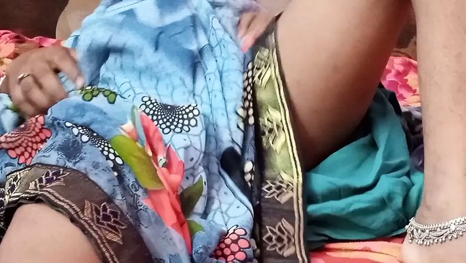手指插入和操逼:Desi Bhabhi在公共经历中经历了粗暴的性爱