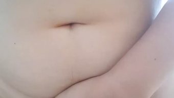 年轻美丽的胖女人用震...