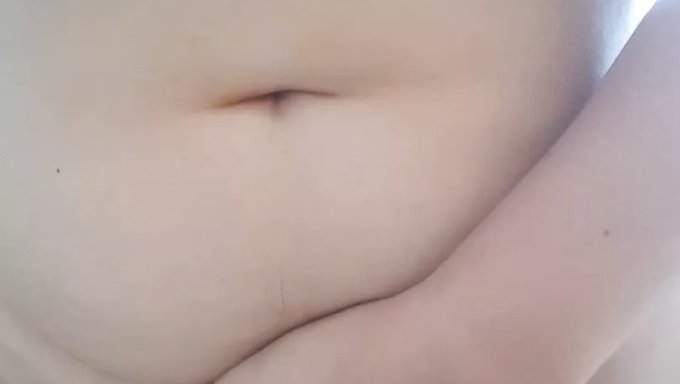 年轻美丽的胖女人用震动棒自慰