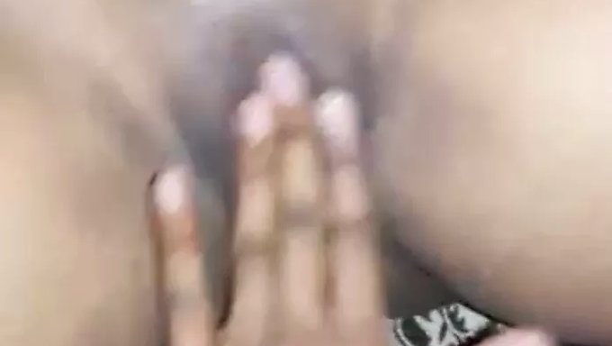 男友帮助巴基斯坦女同性恋互相用手指刺激
