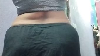 穿着黑色纱布的阿姨从...