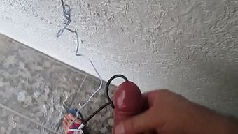 独自一人男孩的电击射精