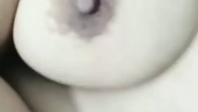 巴基斯坦desi女孩nida Ali沉迷于独自玩耍,玩弄她湿润的阴部和乳房