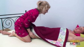 成熟的棕发女郎与大鸡...