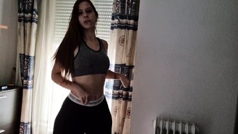 金发美女炫耀她18岁的胸部